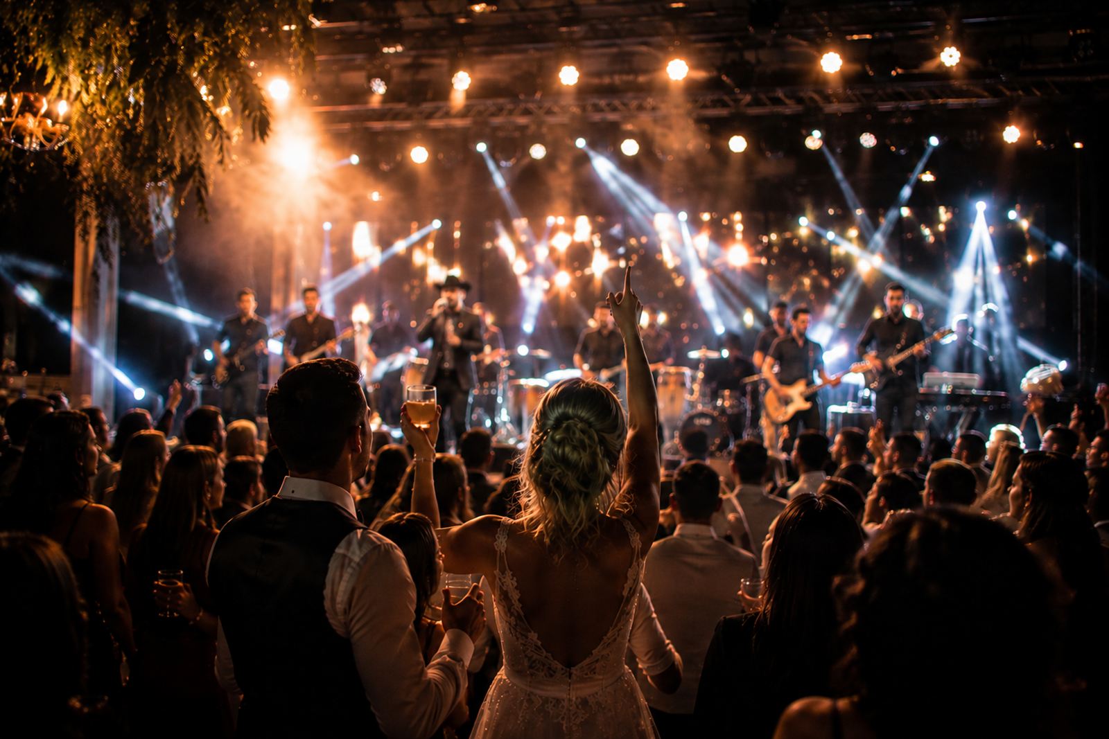 Festa de gala com banda ao vivo e pista cheia