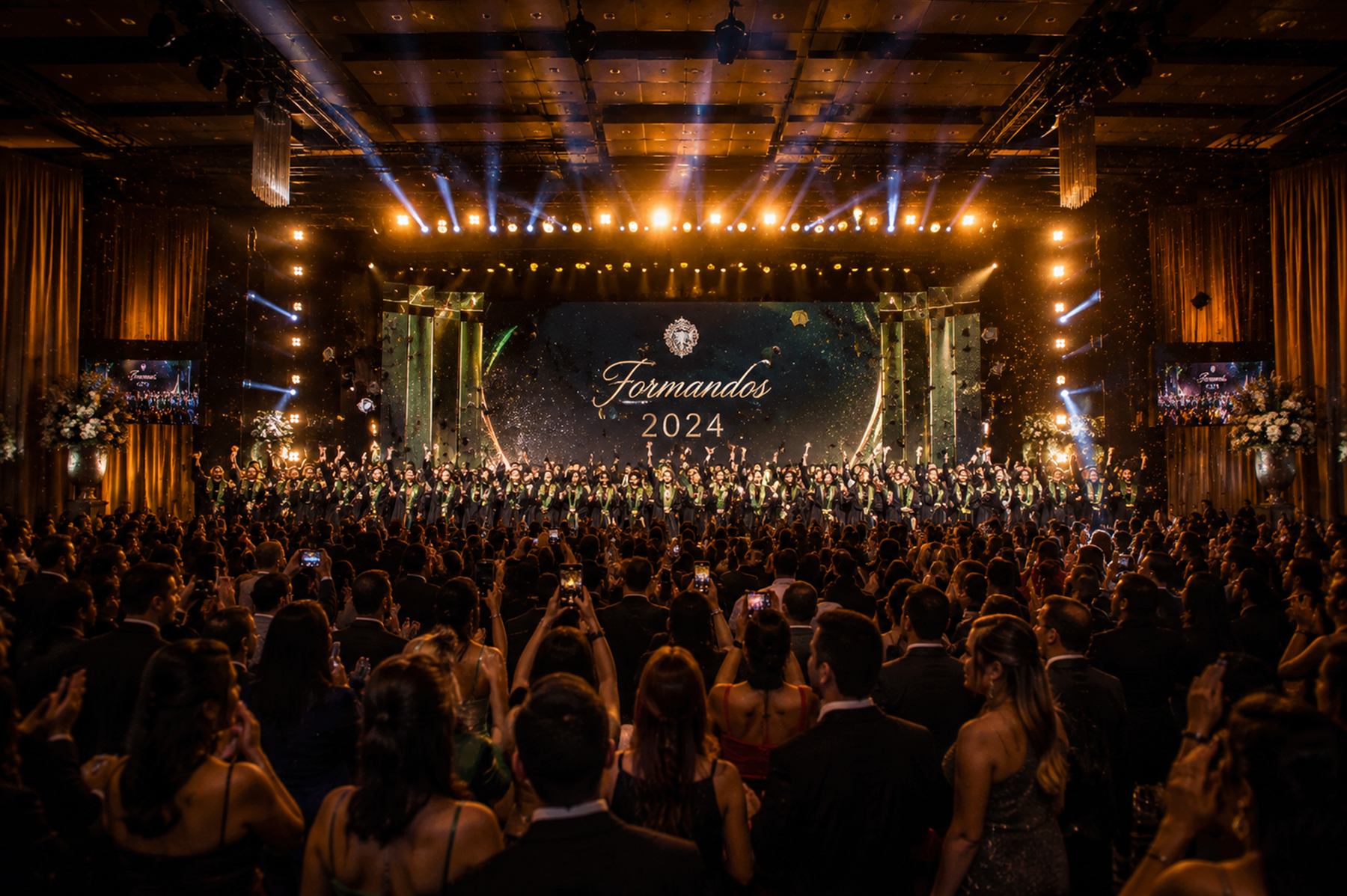 Baile de formatura com formandos no palco