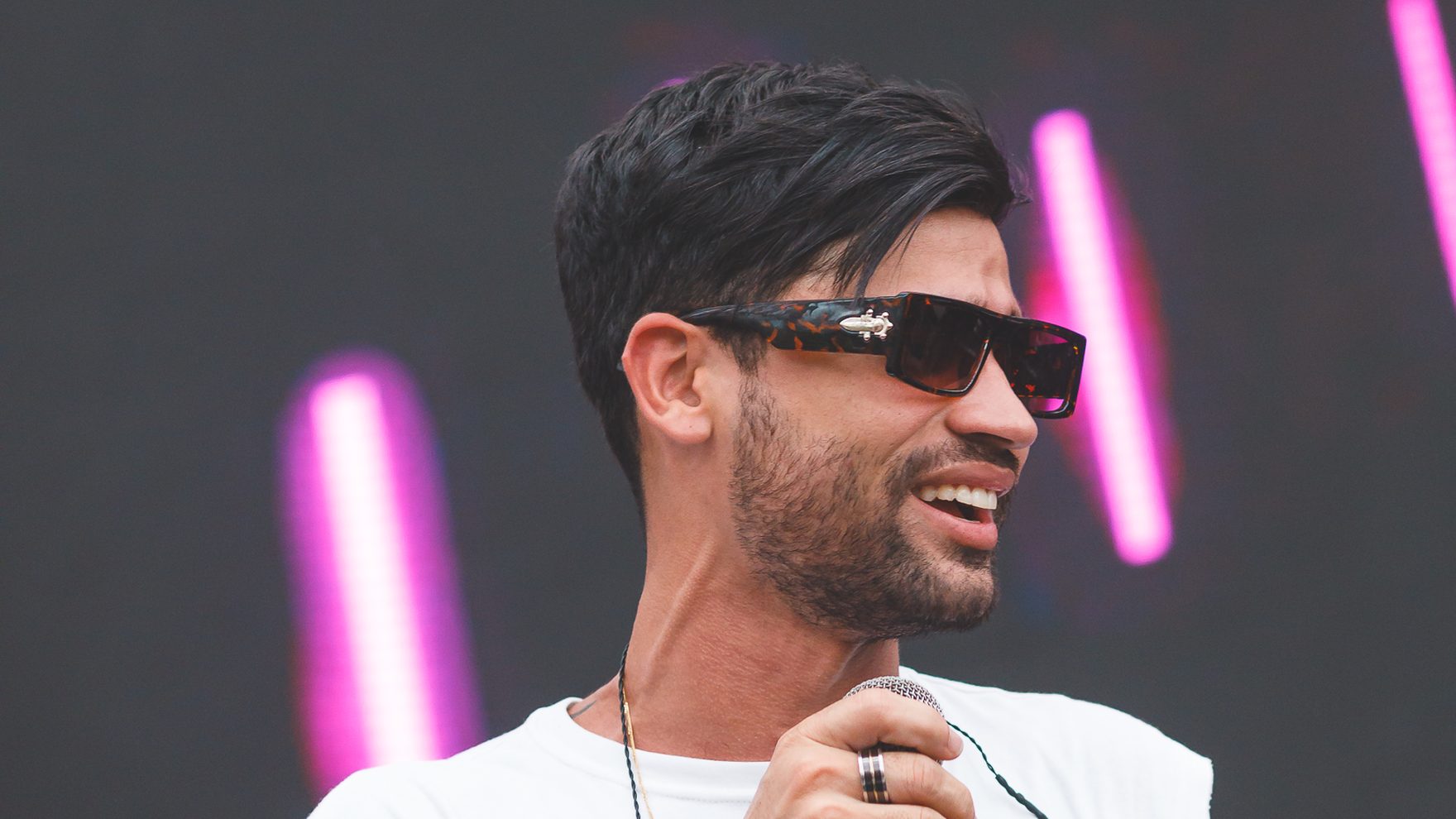 Lucas Villar cantando ao vivo